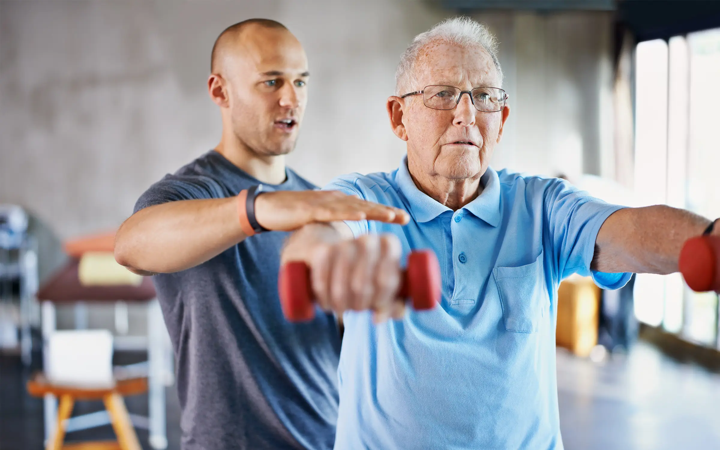 Oefeningen voor ouderen van de fysiotherapeut. 